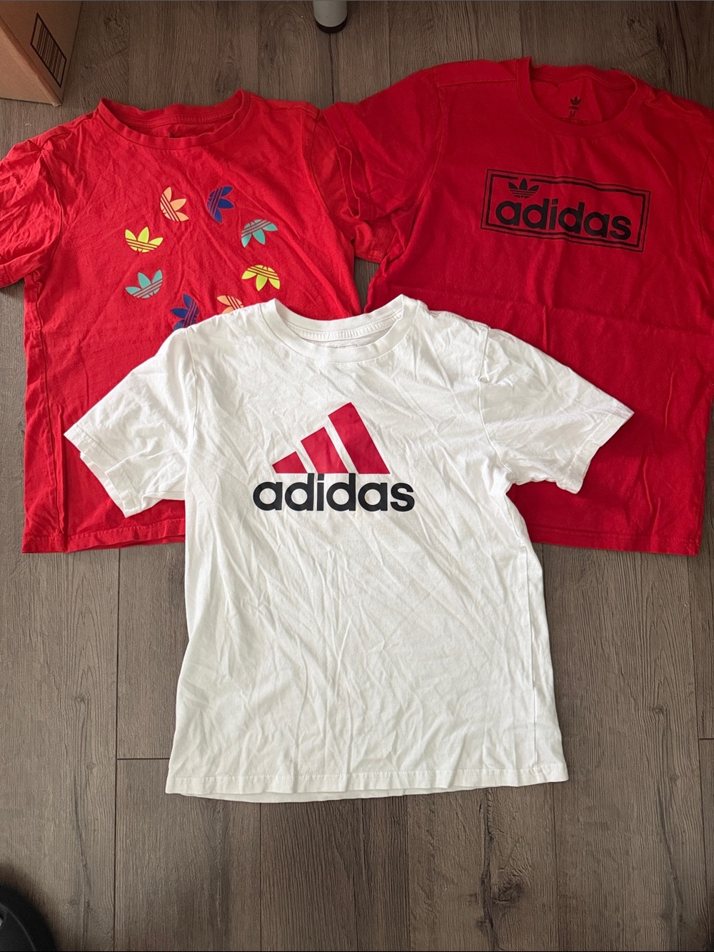 Boys Adidas Kids 3-Pack Tee Set in White and Red. Size Medium (10-12)